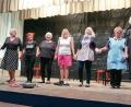 Archivbild: bsc
Viel Applaus erntete die Theatergruppe „Überholspur“ aus Südtirol bereits einmal in der Friedenfelser Steinwaldhalle. Die Leitung des neuen Theaterstücks „Unerhört“ hat erneut Maria Thaler Neuwirth (Vierte von rechts).