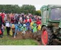 Archivbild: kro
Beim Kartoffelfest in Bad Neualbenreuth macht auch das Kartoffelklauben Spaß.