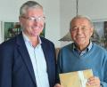 Bild: gf
Als Bürgermeister Franz Badura (links) dem 90-jährigen Günther Heldmann als städtisches Geburtstaggeschenk einige Euro überreichen wollte, meinte der Jubilar, das möge die Stadt doch dem Bernhard Saurenbach für die Tafel geben.