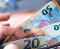 Symbolbild: Monika Skolimowska/dpa
Im Jahr 2024 haben die sozialversicherungspflichtigen Vollzeitbeschäftigten im Landkreis Schwandorf ein mittleres Einkommen von 3723 Euro pro Monat erzielt. Dies entspricht einem Anstieg von 213 Euro im Vergleich zum Vorjahr.