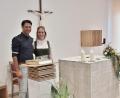 Bild: Thomas Dobler 
Der Fensterbacher Künstler Dominik Schleicher war zusammen mit seiner Frau Julia Ehrengast bei der Segnung der Hauskapelle des Regenstaufer Alten- und Pflegeheims der Caritas. Schleicher hat die liturgischen Orte der Kapelle geschaffen: Ambo (links), Altar (Mitte) und Tabernakel (rechts an der Wand). Außerdem stammt von ihm das Kreuz (im Hintergrund).
