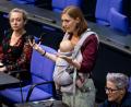 Bild: Fabian Sommer/dpa
Die Grünen-Abgeordnete Hanna Steinmüller hat ihr Kind bereits in der Vergangenheit mit in den Bundestag genommen - nun nahm sie es erstmals mit ans Rednerpult. (Archivbild)