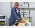 Bild: Stephan Huber
Schulleiter Hans-Jürgen Bruhn führt an einer Hightech-Puppe vor, wie Pflegeschüler im "Skills Lab" genannten Trainingsraum so realitätsnah wie möglich die Behandlung von Patienten üben können. Kameras an der Decke zeichnen alles auf und ermöglichen die Nachbesprechung.