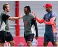 Bild: Sven Hoppe/dpa
Bayern-Coach Vincent Kompany (rechts) traut seinen Stürmern Harry Kane (links) und Michael Olise (Mitte) persönlich höchste Ehren zu. (Archivfoto)
