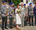 Bild: Siegfried Steinkohl
Umrahmt von Kollegen vom Bundeswehrkrankenhaus Ulm feiern Christian Steinkohl und Daiane Johann Hochzeit.