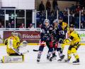 Archivbild: Werner Moller
Im Play-off-Viertelfinale der Vorsaison trug Daniel Bruch (Zweiter von links) noch das Trikot der Blue Devils Weiden. Am Sonntag kommt er mit dem damaligen Gegner, den Krefeld Pinguinen, erstmals wieder zurück in die Oberpfalz.