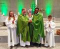 Bild: fpoz
Flankiert von Ministranten begrüßte Stadtpfarrer Bernd Philipp (Zweiter von links) Pater Joseph in Waldershof. Er sicherte ihm die volle Unterstützung der Pfarrgemeinde St. Sebastian, der Expositur Mariä Heimsuchung Poppenreuth und der Filialkirche St. Michael in Lengenfeld zu.