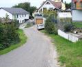 Bild: Hirsch
Die Dorfgasse in Traunricht wurde nie ausgebaut. Bei einer Erschließung würden die Anwohner zur Kasse gebeten.