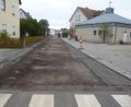 Bild: bk
Bereits abgefräst ist die Sägstraße von der Fahrschule an der Ecke Barbarastraße bis zur Einmündung in die Friedhofstraße. Die Firma Braun erneuert den Belag. Eine Umleitung ist beschildert.