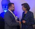 Bild: wro
Über den 1. Preis für den Regierungsbezirk Oberpfalz, übergeben von Stiftungsvorstandsmitglied Barbara Schick, freute sich der Vereinsvorsitzende Matthias Grundler. Ein beleuchtetes Bild des Grafen von der Schulenburg war beim Festakt allgegenwärtig.