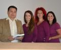Bild: as
Doktor David Karaba steht mit seinem Team, den Medizinischen Fachangestellten Ludmila Wielgoszová, Nicole König und Christina Haberkorn (von links), hinter der Empfangstheke in seiner frisch umgebauten Hausarztpraxis in Waldsassen.