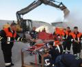 Bild: ge
Übung für den Ernstfall: Vorne werden die Sandsäcke nach herkömmlicher Methode per Schaufel und Trichter gefüllt, hinten schüttet der Bagger Nachschub in die Sandsackmaschine.