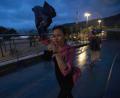 Bild: Ng Han Guan/AP/dpa
Eine Frau versucht, nach dem Super-Taifun Ragasa in Shenzhen in der südchinesischen Provinz Guangdong einen Regenschirm im Wind zu öffnen.