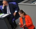 Bild: Michael Kappeler/dpa
Die SPD-Abgeordnete Heike Heubach hielt ihre vierte Bundestagsrede in Gebärdensprache.