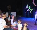 Bild: Hirsch
Das Fabelwesen "Kibuki" lässt Thomas Herfort (rechts) durch die Manege fliegen. Sehr zur Freude der Kinder, die zum Saisonauftakt zahlreich ins Schwandorfer Marionettentheater gekommen waren.