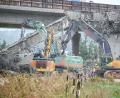 Bild: Jason Tschepljakow/dpa
Beim Abriss einer alten Autobahnbrücke ist ein Bauteil auf einen Bagger gestürzt, der Baggerfahrer kam dabei ums Leben.