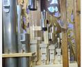 Bild: Markus Bäumler/exb
Die Glasröhren sind im Orgelprospekt auf der Basilika-Empore verbaut. Für jede der 49 Pfeifen musste ein Holzfuß angefertigt werden.