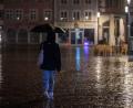 Bild: Harald Tittel/dpa
Der Regenschirm darf im Süden in den kommenden Tagen nicht fehlen.