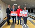 Bild: Kathrin Schmidt
Dieter Held (dritter von links) freute sich mit Stiftungsratsvorsitzendem Thomas Pickel und den Stiftungsräten Landrat Richard Reisinger und Sonja Kalb (von links).