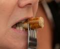 Bild: Peter Kneffel/dpa
Schmeckt's? Das will die Wiesn-Wurstprüfungskommission herausfinden.