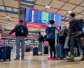 Bild: Michael Ukas/dpa
Flugreisende am BER sollten viel Geduld mitbringen. (Archivbild)