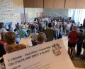 Bild: Ina Piehler
Rund 200 Leute waren im Jahr 2023 zu der musikalischen Danke-Demo am Tag der Deutschen Einheit nach Etsdorf gekommen.
