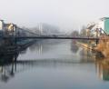 Bild: picture alliance / Nicolas Armer/dpa
Auf der Kettenbrücke spitzt sich ein Streit zwischen zwei Männern zu. (Archivbild)