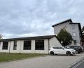 Bild: stg
Der Flachbau vor dem mehrgeschoßigen Gebäude der ehemaligen Realschule wird demnächst abgerissen, auf einer Teilfläche entstehen dann neu unter anderem vier Büros in Holzmodulbauweise.