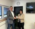 Bild: Stefanie Gradl
Beim Antrittsbesuch in der Vilsecker Schule überreichte Bürgermeister Hans-Martin Schertl der neuen Rektorin Iris Eckert eine Vilseck-Tasse für ihren täglichen Kaffee.