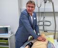 Bild: Stephan Huber
Schulleiter Hans-Jürgen Bruhn führt an einer Hightech-Puppe vor, wie Pflegeschüler im "Skills Lab" genannten Trainingsraum so realitätsnah wie möglich die Behandlung von Patienten üben können. Kameras an der Decke zeichnen alles auf und ermöglichen die Nachbesprechung.