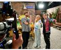 Bild: Philipp Schulze/dpa
Sänger Vincent Gross (rechts) soll bei der ARD-Serie "Rote Rosen" mitspielen.
