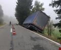 Bild: nic
Zwischen Altglashütte und Silberhütte ist ein Lastwagen in den Graben gerutscht.