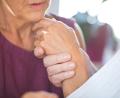 Bild: Daniel Naupold/dpa
Eine Frau hält die Hand ihres an Demenz erkrankten Mannes.