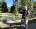 Bild: Lara Schmaus, Stadt Schwandorf
Die neue Fußgängerbrücke soll den Stadtpark mit der Innenstadt barrierefrei verbinden. Oberbürgermeister Andreas Feller machte sich vor Ort ein Bild von der Baustelle.