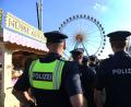Bild: Felix Hörhager/dpa
Eine Streife auf der Wiesn machte den 41-Jährigen ausfindig. (Symbolbild)