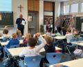 Bild: Landratsamt Tirschenreuth/Spitzl Luisa
Das Demografie-Malbuch wurde am Montag an den Grundschulen in Waldershof und Bad Neualbenreuth vorgestellt und übergeben.