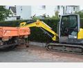 Bild: fz
Mitarbeiter des Bauhofs Irchenrieth versuchen die kaputte Wasserleitung in der Leuchtenberger Straße zu reparieren.