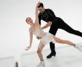 Bild: Sergei Grits/AP/dpa
Minerva Hase (l) und Nikita Volodin liegen nach dem Kurzprogramm bei der Nebelhorn Trophy in Oberstdorf auf Platz zwei.