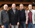 Bild: hcz
Josef Gebhardt (Zweiter von links) mit den Gratulanten von 7er- Kameradschaft, Schnupferclub Latsch und Tierfriedhof- Förderverein.
