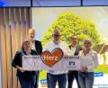 Bild: Stadt Weiden i.d.OPf.
Übergabe des Spendenschecks durch die Volksbank Raiffeisenbank Nordoberpfalz