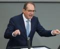 Bild: Michael Kappeler/dpa
Bundesinnenminister Alexander Dobrindt (CSU) will sich verstärkt um  unerlaubte Drohnenüberflüge kümmern.