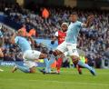 Bild: picture alliance / dpa
Vincent Kompany (Mitte) und Jérôme Boateng spielten - wie hier im Oktober 2010 - zusammen für Manchester City. (Archivfoto)