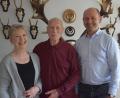 Bild: bö
Seinen 80. Geburtstag durfte in den vergangenen Tagen Jimmie Davis aus Ensdorf zusammen mit seiner Frau Monika und Bürgermeister Hans Ram feiern, der dem Jubilar zu seinem Ehrentag für die Gemeinde Ensdorf gratulierte.