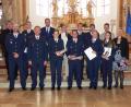 Bild: jp
Die zehn besten Polizeihochschüler des Jahrgang 2022/25 mit den Polizeiführungskräften
von links hinten Stefan Loos, links vorne Michael Holzner, Landespolizeipräsident Michael Schwald und die Lehrgangsbeste Luise Fella aus der Oberpfalz. Rechts vorne: Burgherrin und Leiterin des Studienorts Kastl Marion Irlbacher.