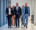 Bild: Michael Kappeler/dpa
Jens Spahn (CDU, M), CDU/CSU-Fraktionsvorsitzender im Bundestag, kommt mit Mathias Miersch (r), SPD-Fraktionsvorsitzender im Bundestag, und Alexander Hoffmann, CSU-Landesgruppenvorsitzender im Bundestag, zum Statement nach der namentlichen Abstimmung von Richtern und Richterinnen am Bundesverfassungsgericht (BVerfG).