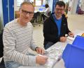 Bild: jr
Waldsassens Bürgermeister Bernd Sommer (links) wurde vom Wiesauer Thomas Fröhlich in das Bestücken von Verbandskastentaschen eingewiesen.