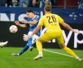Bild: Bernd Thissen/dpa
Der starke Schalker El-Faouzi scheitert knapp.