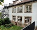 Bild: bsc
Im Dach- und Obergeschoss der Friedenfelser Grundschule ist bereits eine Fluchttür zur Außentreppe (links im Bild) vorhanden. Wegen verschärften Brandschutzmaßnahmen muss nun auch eine Fluchttür im Erdgeschoss (hinter dem Busch) eingebaut werden. Ein Anschluss an die Fluchttreppe ist bereits vorhanden.
