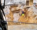 Bild: Thomas Taube
Die graue Masse ist Flüssigerde. Insgesamt 16 Kubikmeter davon wurden in dem Hohlraum unter der Straße gegossen, um ein weiteres absacken der Asphaltdecke zu verhindern.