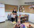 Bild: bsc
Damit die Kinder im Ausweichquartier des Kindergartens im Erdgeschoss der Grundschule im Ernstfall die Fluchttreppe an der Außenwand sicher erreichen können, erfolgt demnächst ein Durchbruch der Wand auf der rechten Seite. Kindergartenleiterin Nicole Lippert und einige Kinder warten bereits gespannt auf die bevorstehende Aktion.